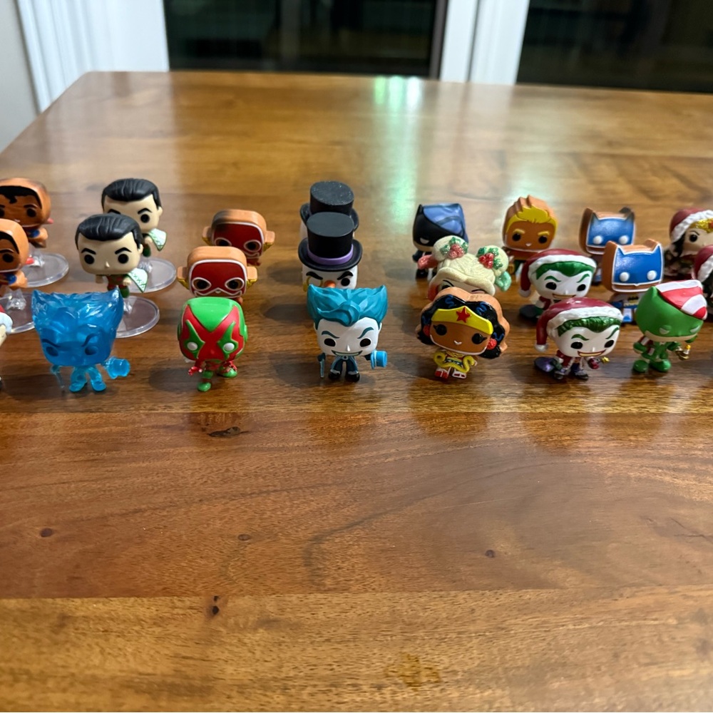 24 mini funko pops DC